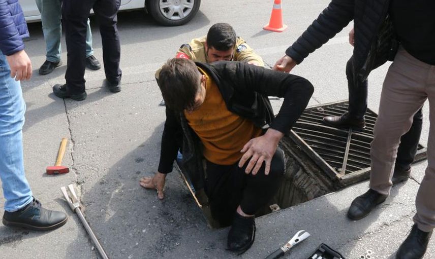 Antalya’da iki kişi bisiklet ile hurda malzemesi toplamak için girdikleri kanalizasyonda mahsur kaldı