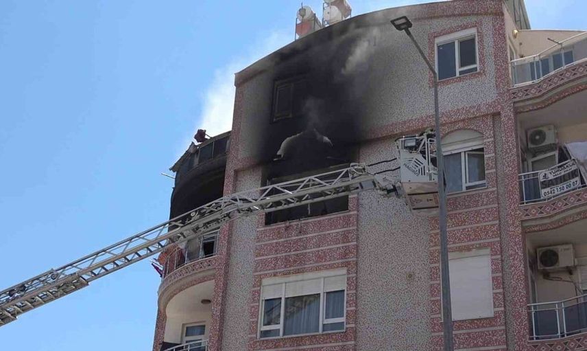 Antalya'da dairede çıkan yangında 1'i bebek 5 kişi dumandan etkilendi