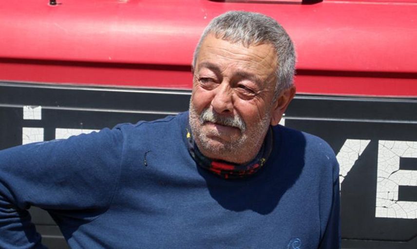 Antalya’da Ekmek Teknesi Kül Olan Sürücü, Gözyaşlarını Tutamadı
