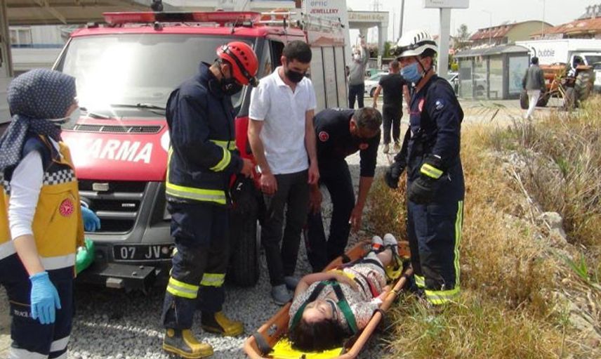 Antalya’da Elektrikli Bisikletiyle Dereye Uçan Turist Kıl Payı Kurtuldu