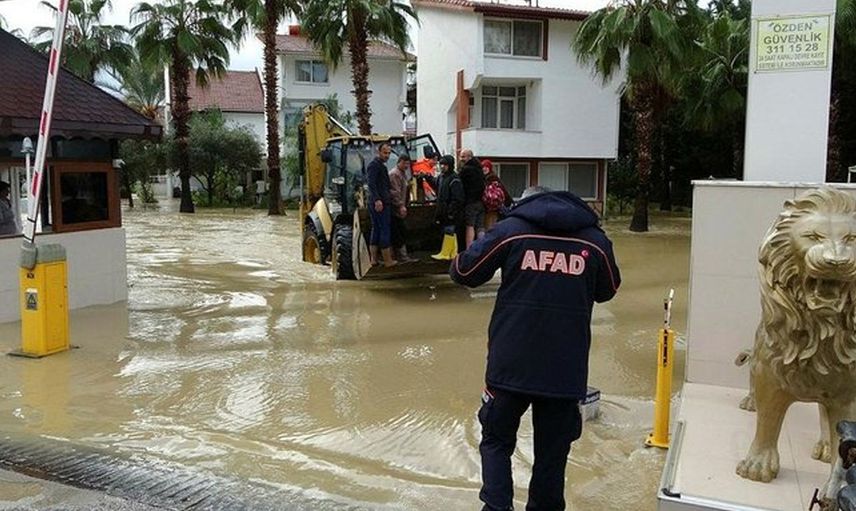 Antalya'da Etkili Olan Yağış Irmakları ve Dereyi Taşırdı! İş Yerleri ve Tarım Alanlarını Su Bastı