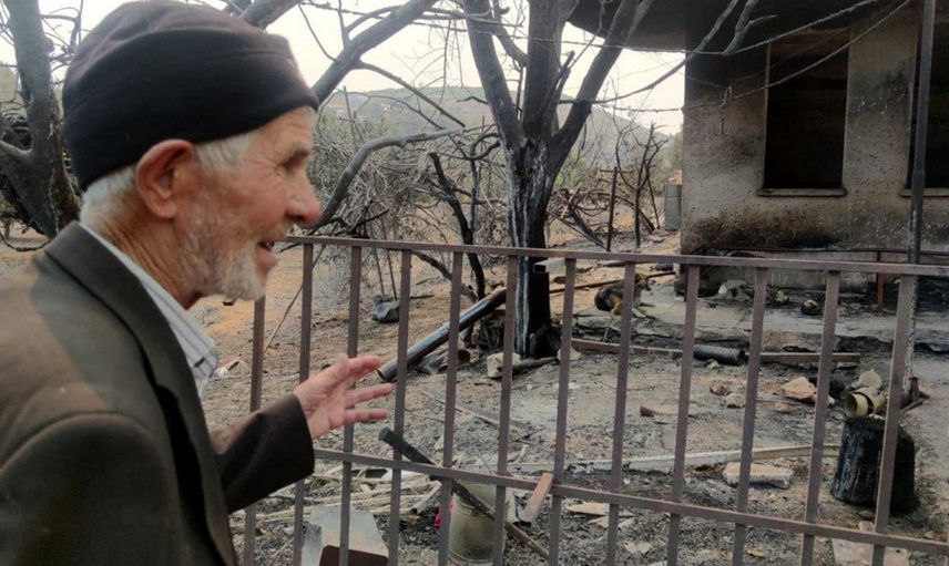 Antalya’da Evi Yanan Vatandaş Bahçesinden Kalan Karpuzları İtfaiyeye Verdi