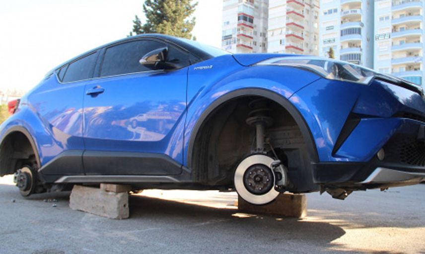 Antalya'da gündüz vakti lüks otomobilin lastiklerini çaldılar! Kaldırım üzerinde bıraktılar!