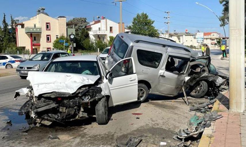 Antalya’da İki Araç Boş Yolda Kafa Kafaya Çarpıştı