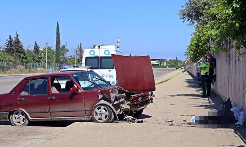 Antalya’da Kaldırımda Duran Adama Otomobil Çarptı