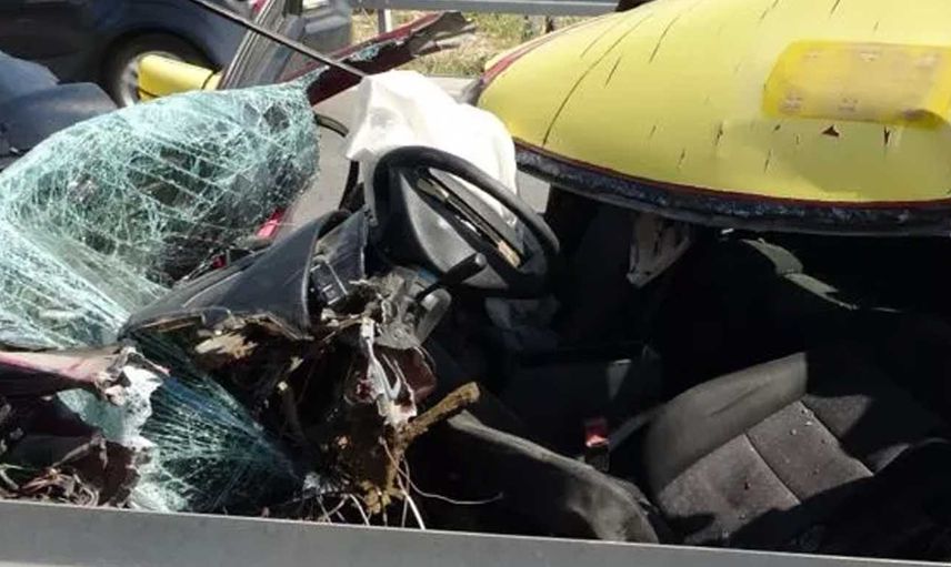 Antalya'da korkunç kaza: 25 yaşındaki taksici korkunç bir şekilde hayatını kaybetti: Taksi ortadan ikiye ayrıldı
