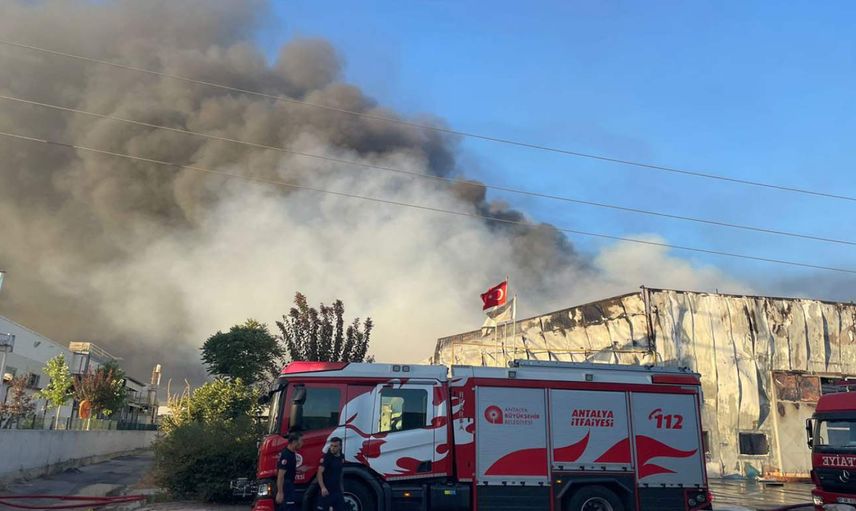 Antalya’da korkutan yangın: Alevler her yeri sardı