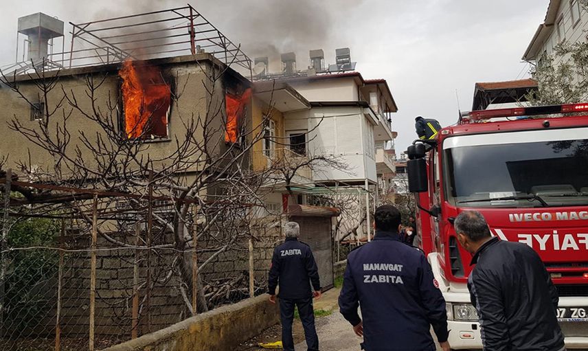 Antalya'da küle dönen evden canını zor kurtardı! Paraları yandığı için gözyaşı döktü