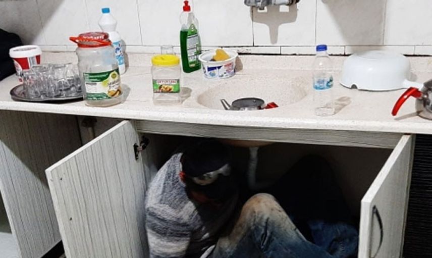 Antalya’da Kumar Baskını: 1 Şahıs Mutfak Dolabının İçinden Çıktı