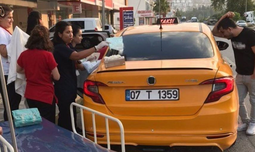 Antalya'da oldukça ilginç görüntüler! Takside doğum yaptı