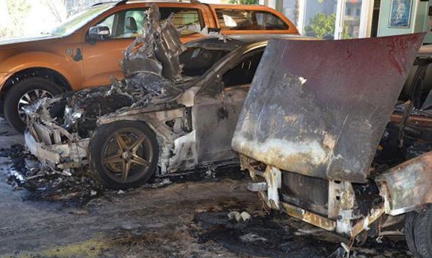 Antalya'da Oto Galeride Yangın