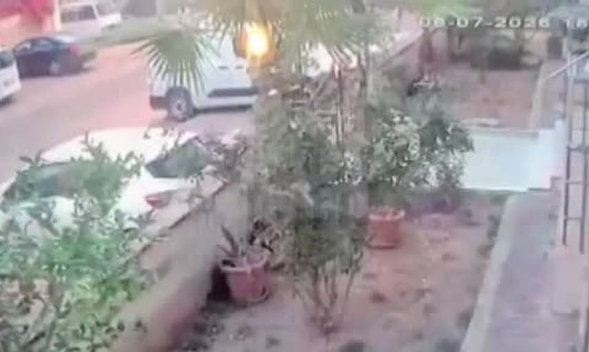 Antalya'da otomobil sürücüsü tartıştığı kişiyi sıkıştırdı