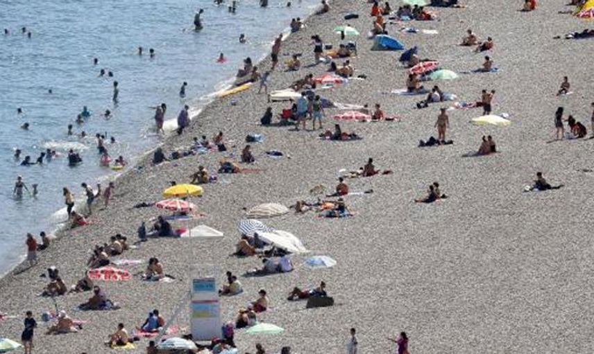Antalya'da Sıcakların Yükselmesiyle Turistler Sahillere Koştu