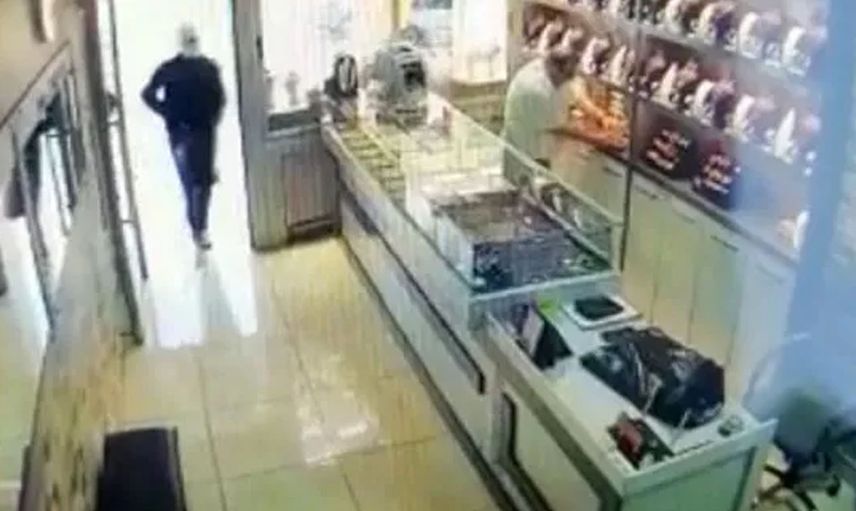 Antalya'da Silahlı Soyguncu Önce Kuyumcuyu Öldürdü, Sonra 2 Kilo Altınla Kaçtı!