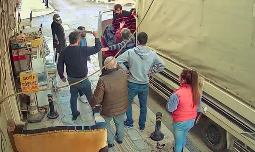 Antalya'da Taşıma Ücretinden Dolayı Çıkan Tartışma, Testereli Sopalı Kavgaya Dönüştü!