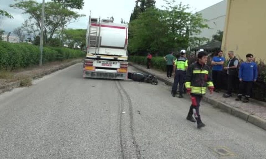 Antalya'da Tır Altında Kalan Genç Motosikletli Hayatını Kaybetti