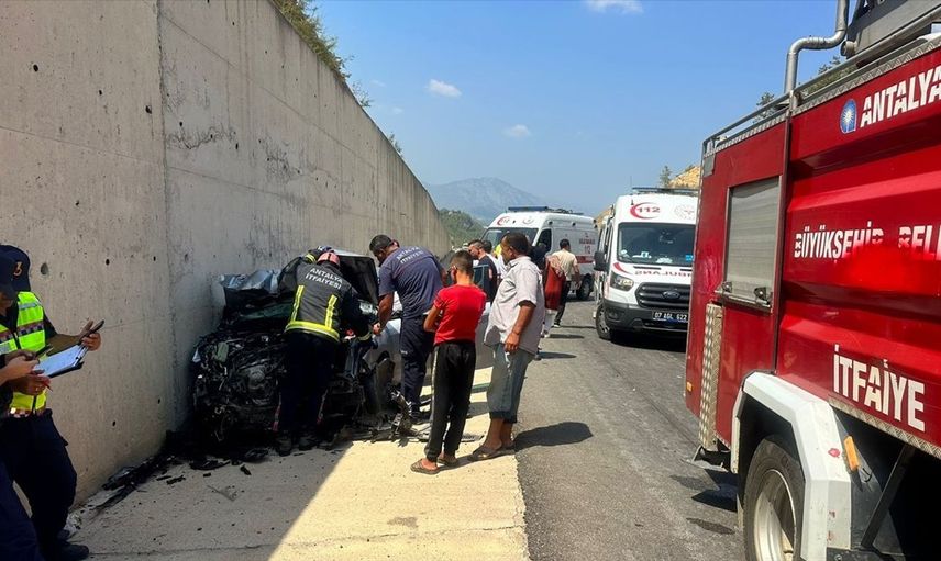 Antalya'da Tır Dorsasına Çarpan Araçta 3 Yaralı
