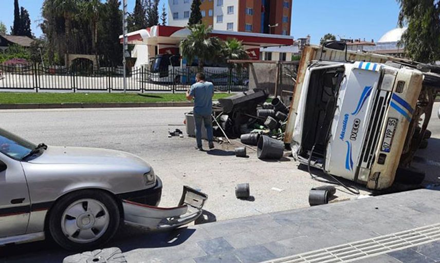 Antalya’da Yüklü Kamyon 2 Araca Çarparak Devrildi