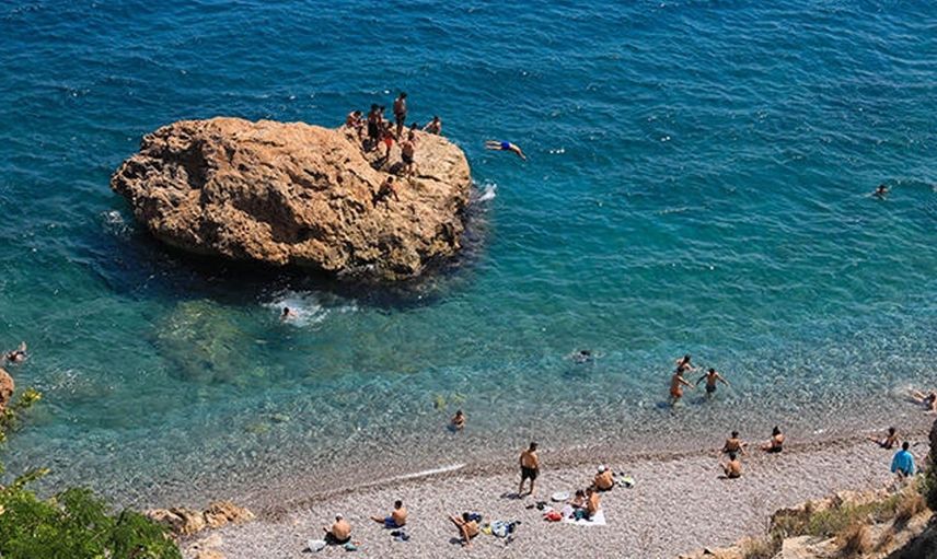 Antalya’daki Konyaaltı Plajı'nda Kısıtlama Öncesi Yoğunluk Oluştu
