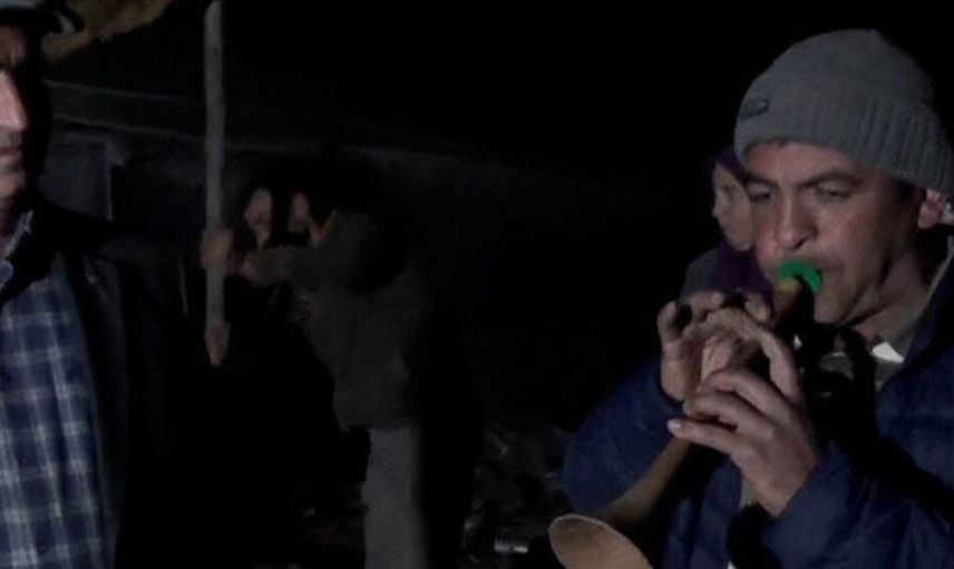 Antalya’nın Kumluca İlçesindeki Çiftçiler, Davul Zurna Eşliğinde Zirai Don Nöbeti Tutuyor