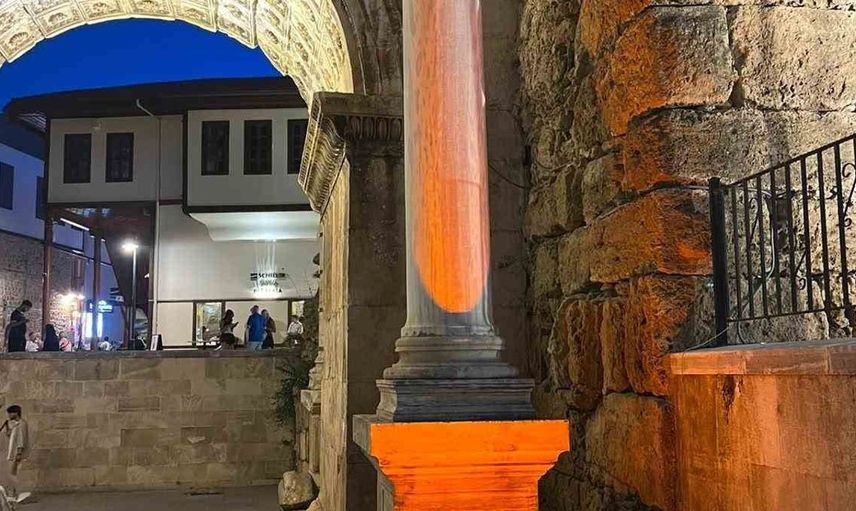 Antalya'nın tarihi kaleiçi kapıları özel aydınlatma ile ışıldıyor