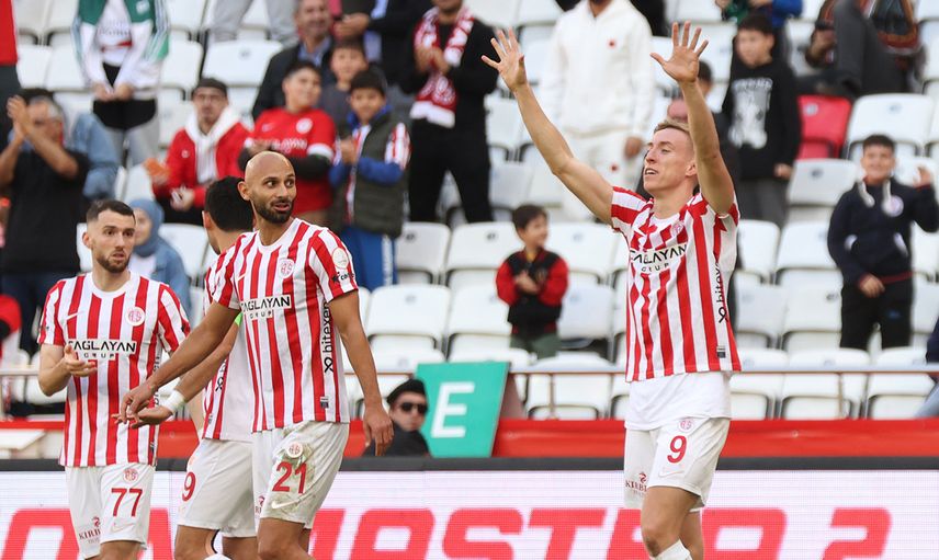 Antalyaspor evinde güldü: Karagümrük'ü 10 kişi yendi