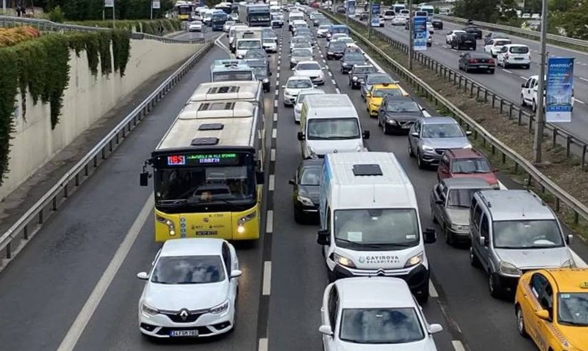 Araç sürücülerini ilgilendiriyor: O bölgede yağmur nedeniyle yoğunluk arttı