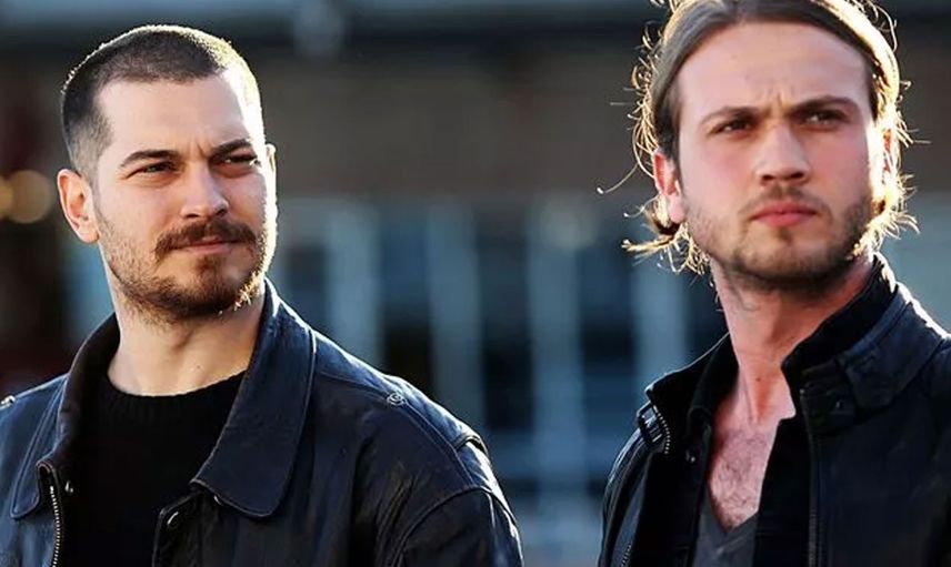 Aras Bulut İynemli ve Çağatay Ulusoy'un gençlik halleri herkesi şaşkına çevirdi! İkilinin aynı dizide figüranlık yaptığı ortaya çıktı! Görüntüleri görenler onlar olduğuna inanmıyor