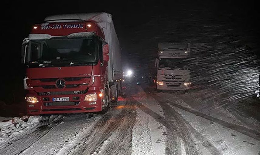 Ardahan'da Kar ve Tipi Nedeniyle Araçlar Yollarda Kaldı!