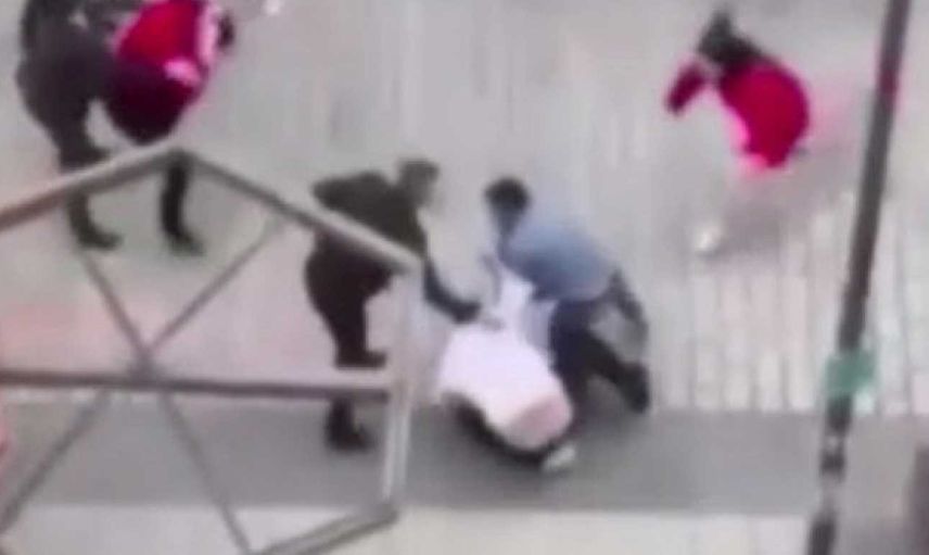 Arnavutköy'de akılalmaz olay! Telefonu iade etmek isteyen şahıslar çalışanları dövdü: O anlar kameralara yansıdı