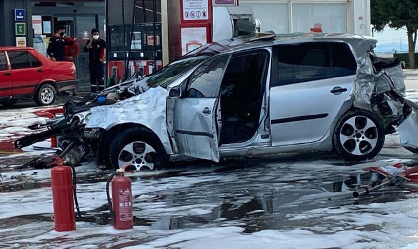 Arnavutköy’de Bir Araç Akaryakıt İstasyonuna Daldı