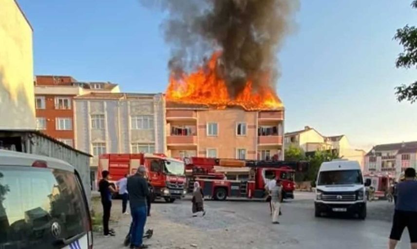Arnavutköy'de korkunç yangın! Alevler çatıyı esir aldı: Ekipler seferber oldu
