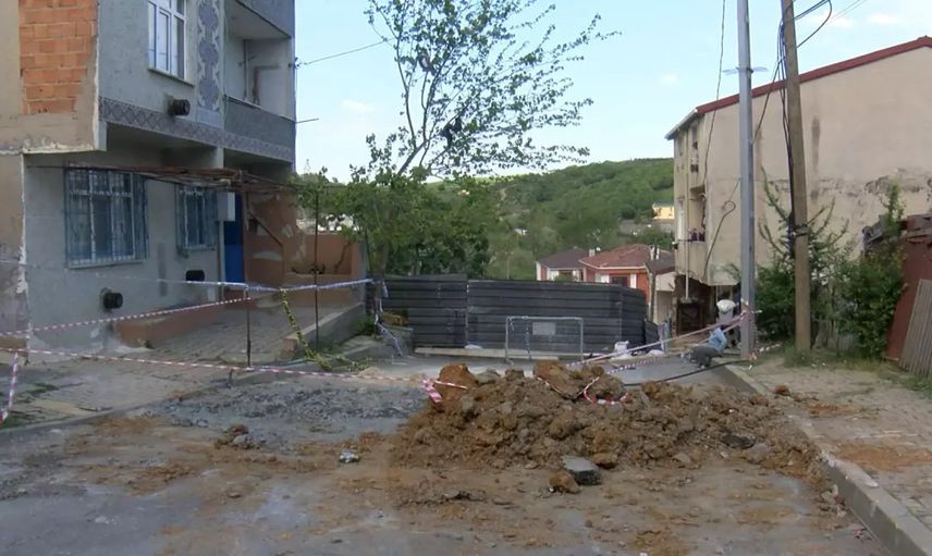 Arnavutköy'de yağış ve inşaat çalışmaları sonrası yol çöktü, bina boşaltıldı!
