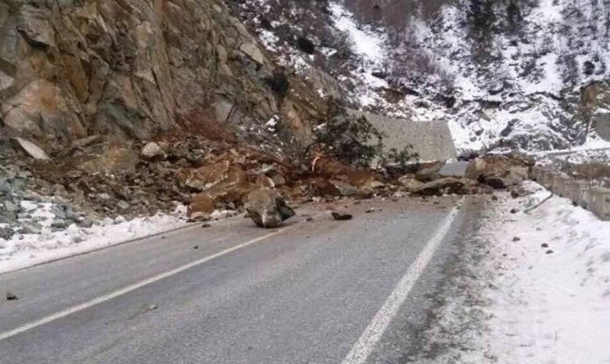 Artvin-Ardanuç-Şavşat kara yolunda heyelan meydana geldi: Yol çift taraflı ulaşıma kapandı