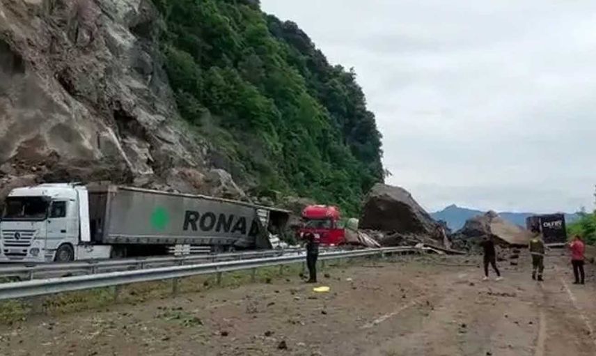 Artvin'de korkutan heyelan! Kayalar tırların üzerlerine devrildi: O anlar kameraya yansıdı