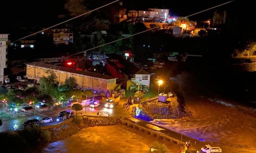 Artvin’de Şiddetli Yağış: Dere Taştı Köprüler Tıkandı