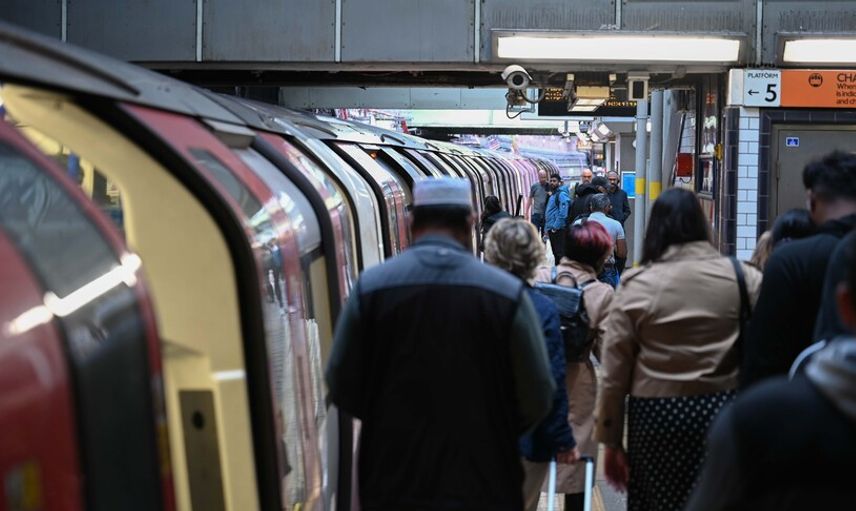 Aşırı sıcaklar Londra’yı vurdu: Metro seferlerinde büyük aksama