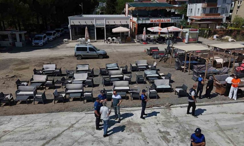 Atakum sahilinde işgal denetimi: kumsaldaki masa, sandalye ve şezlonglar kaldırıldı