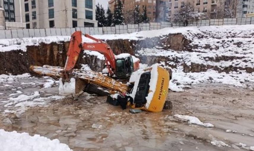 İstanbul'da Korkutan Kaza: Ataşehir'de Suya Düşen İş Makinesinin Operatörü Hayatını Kaybetti