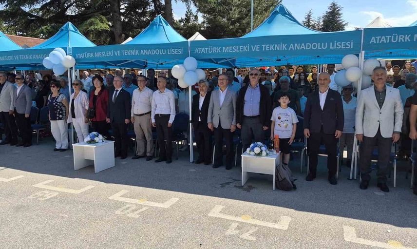 Atatürk Meslek Lisesi Mezuniyeti Coşkuyla Kutlandı