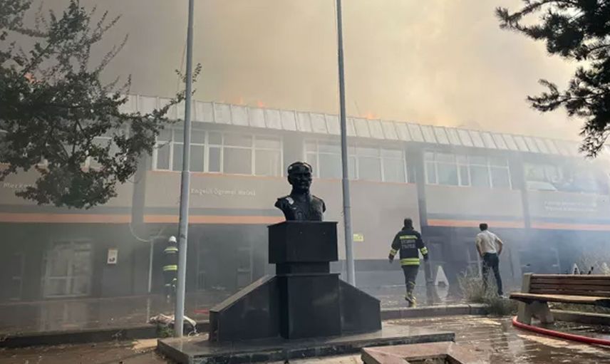 Atatürk Üniversitesinde korkutan yangın: Ekiplerin müdahalesi büyüyor