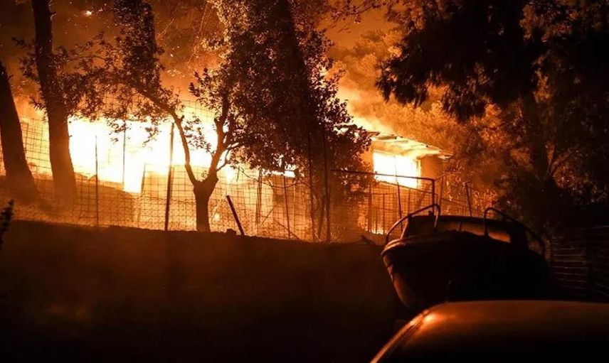 Atina alevler altında! Orman yangını evlere sıçradı, korkutan görüntüler var