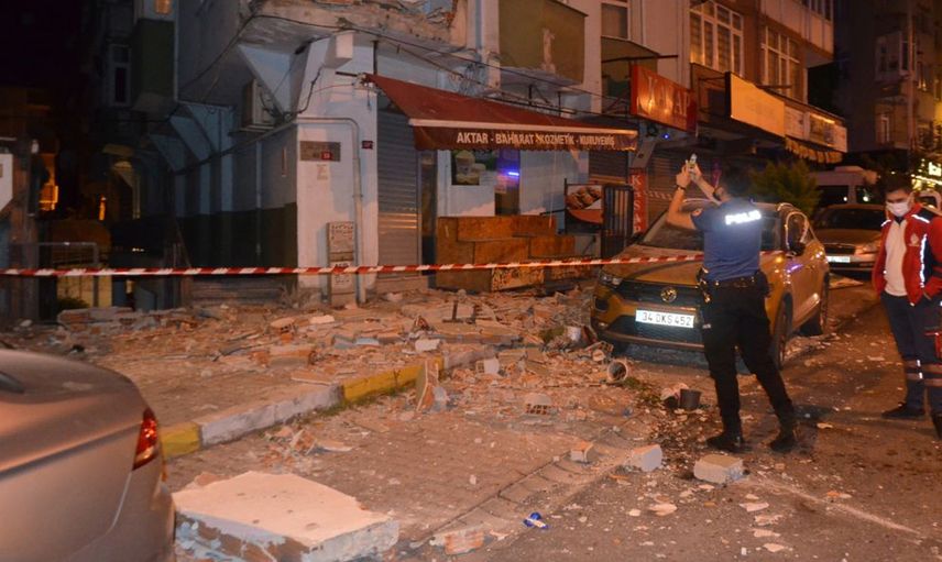 Avcılar'da Binanın Balkonları Çöktü