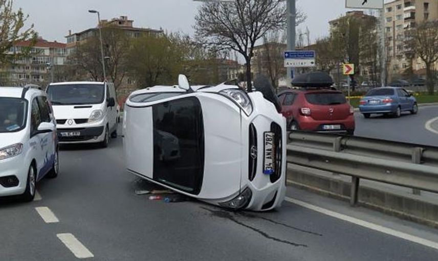 Avcılar’da Bir Otomobil Refüje Çıkıp Bariyerlere Çarptı: 1 Yaralı