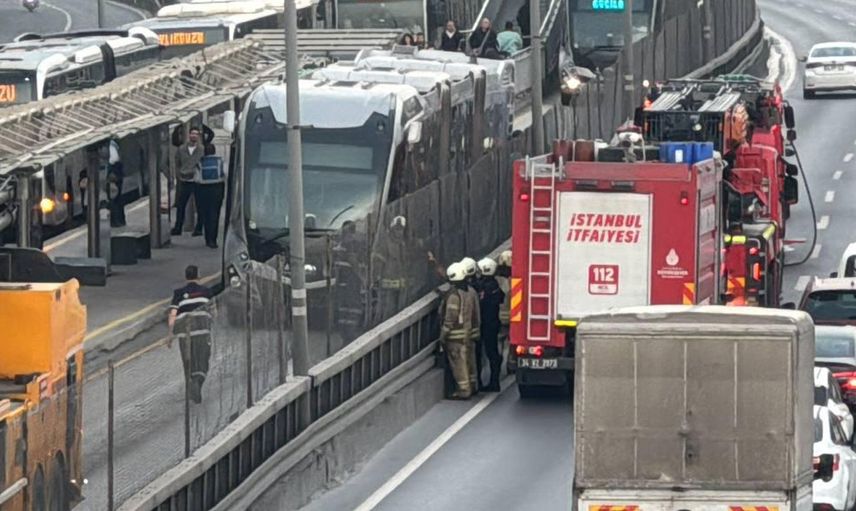 Avcılar'da metrobüs yandı: Ekipler olay yerine sevk edildi