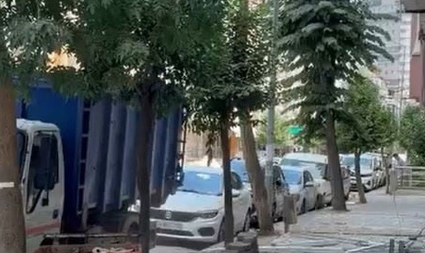 Avcılar'da yıkım hazırlığındaki binadan kontrolsüz atılan molozlar çevreyi tehdit ediyor