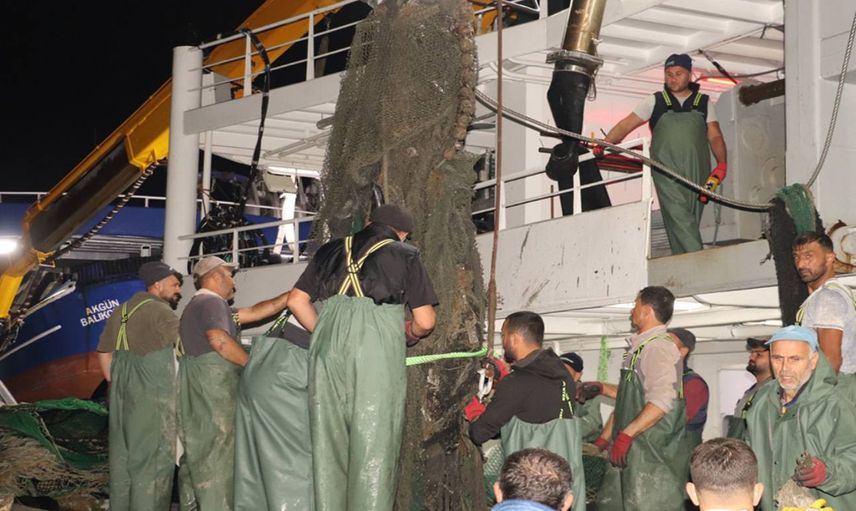 Avlanmak için denize açılmışlardı: Ağlarına uçak parçaları takıldı