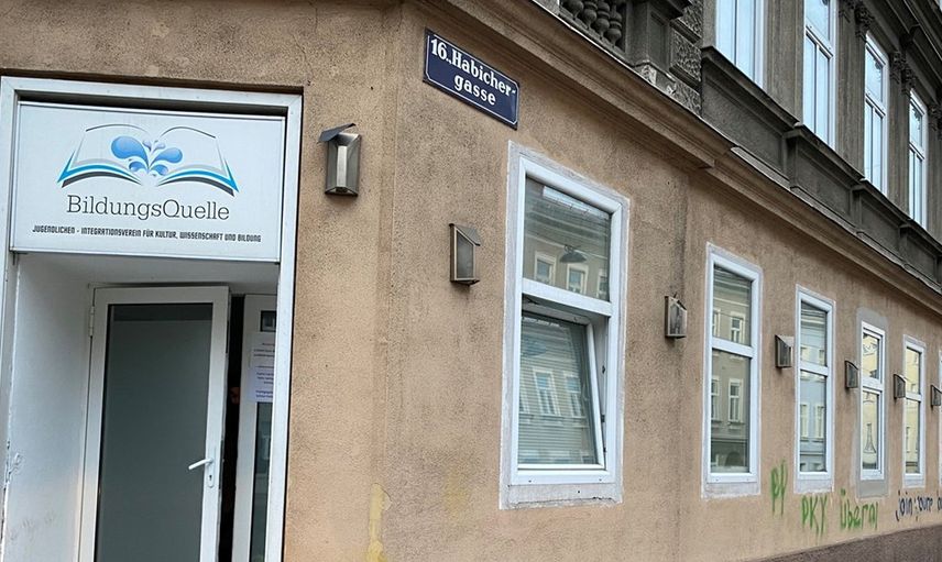 Avusturya'da İki Camiye Saldırı: Terör Örgütü Yandaşları Cami Duvarına Terör Propagandası İçeren Yazılar Yazdı!