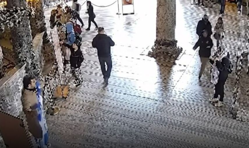Ayasofya’da Provokatif Bayrak Açan İki Turist Tutuklandı