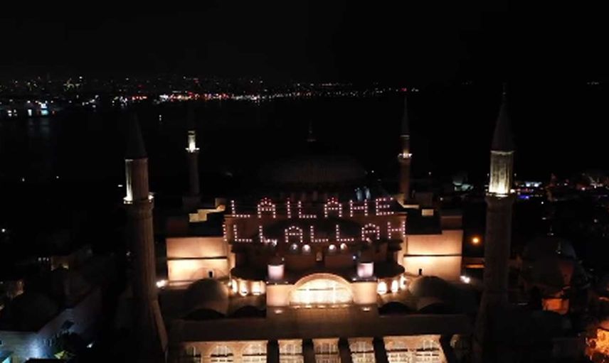 Ayasofya Camii'nde 87 yıl sonra bir ilk: 'La İlahe İllallah' yazısı için 170 ampül kullanıldı!